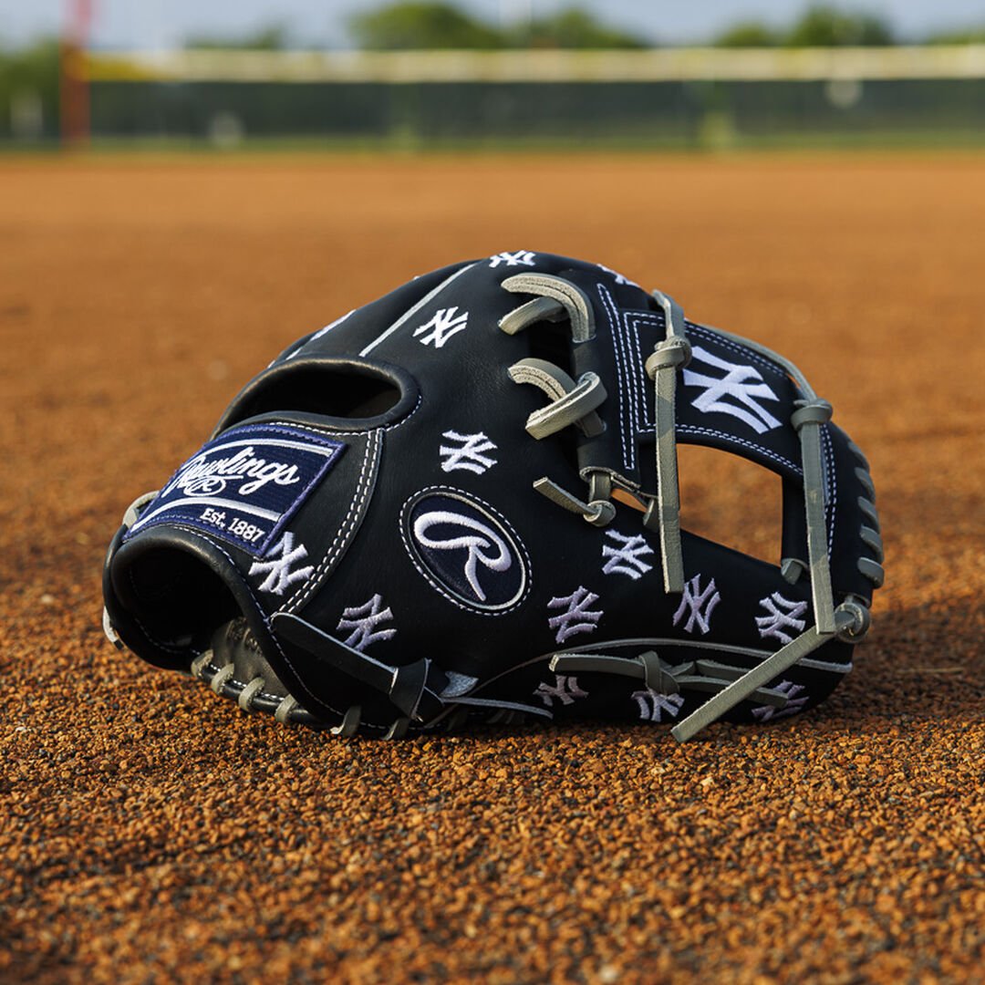 New York Yankees Heart of the Hide 11.75-Inch Infield Glove - Image 2