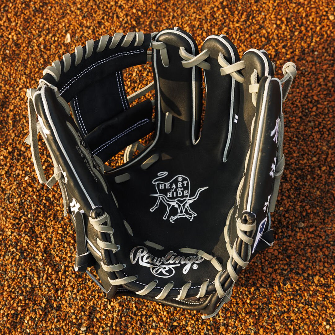 New York Yankees Heart of the Hide 11.75-Inch Infield Glove - Image 8