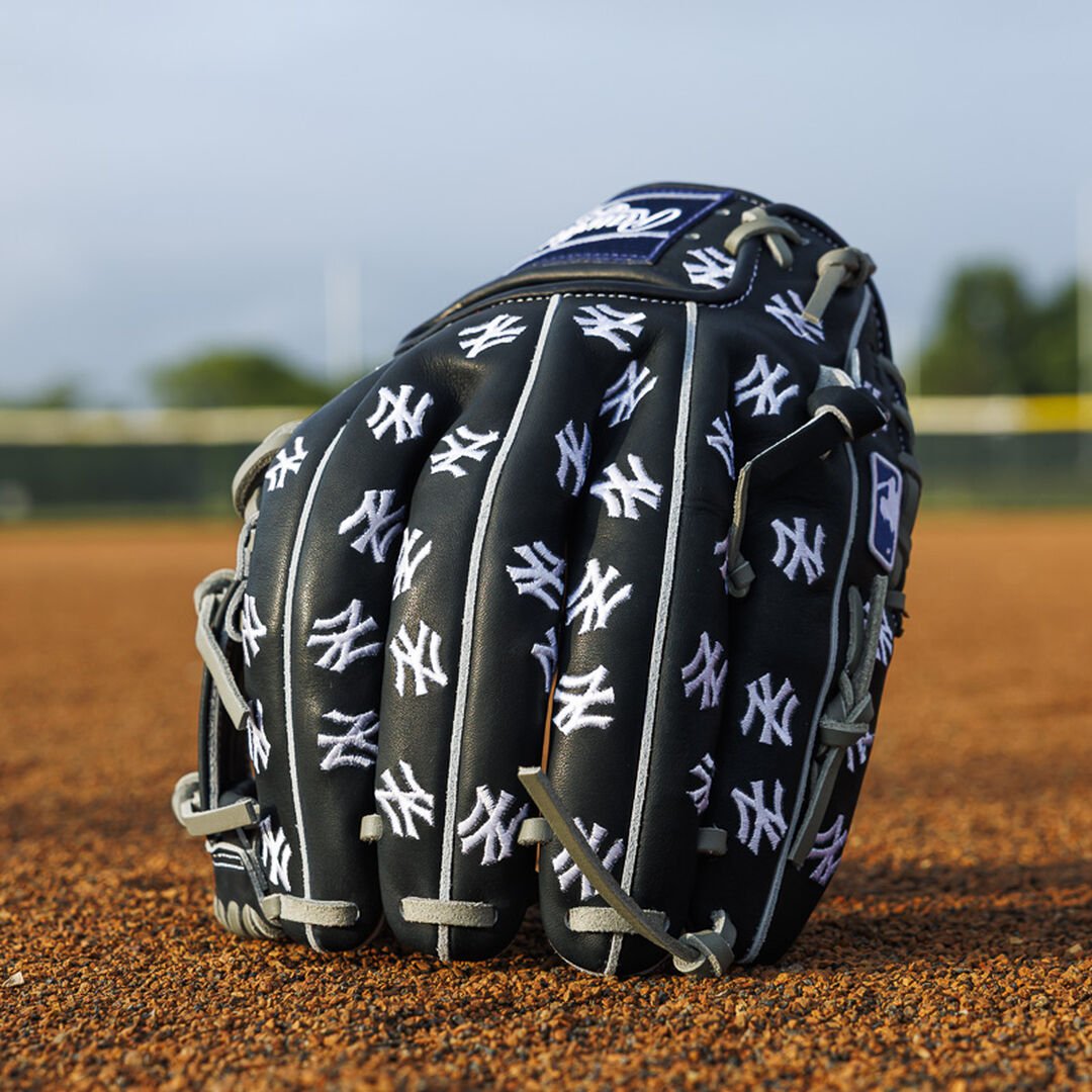 New York Yankees Heart of the Hide 11.75-Inch Infield Glove - Image 9