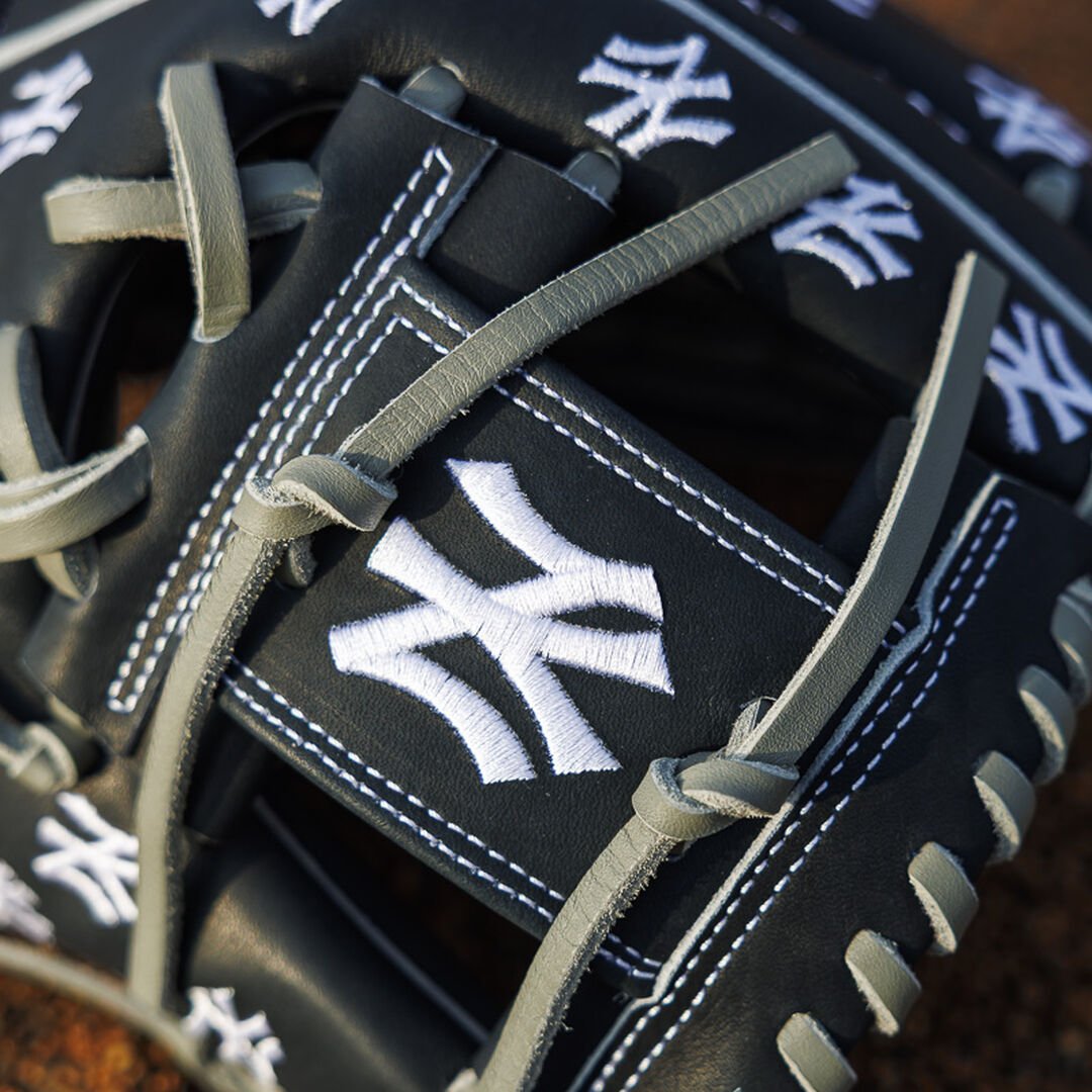 New York Yankees Heart of the Hide 11.75-Inch Infield Glove - Image 10