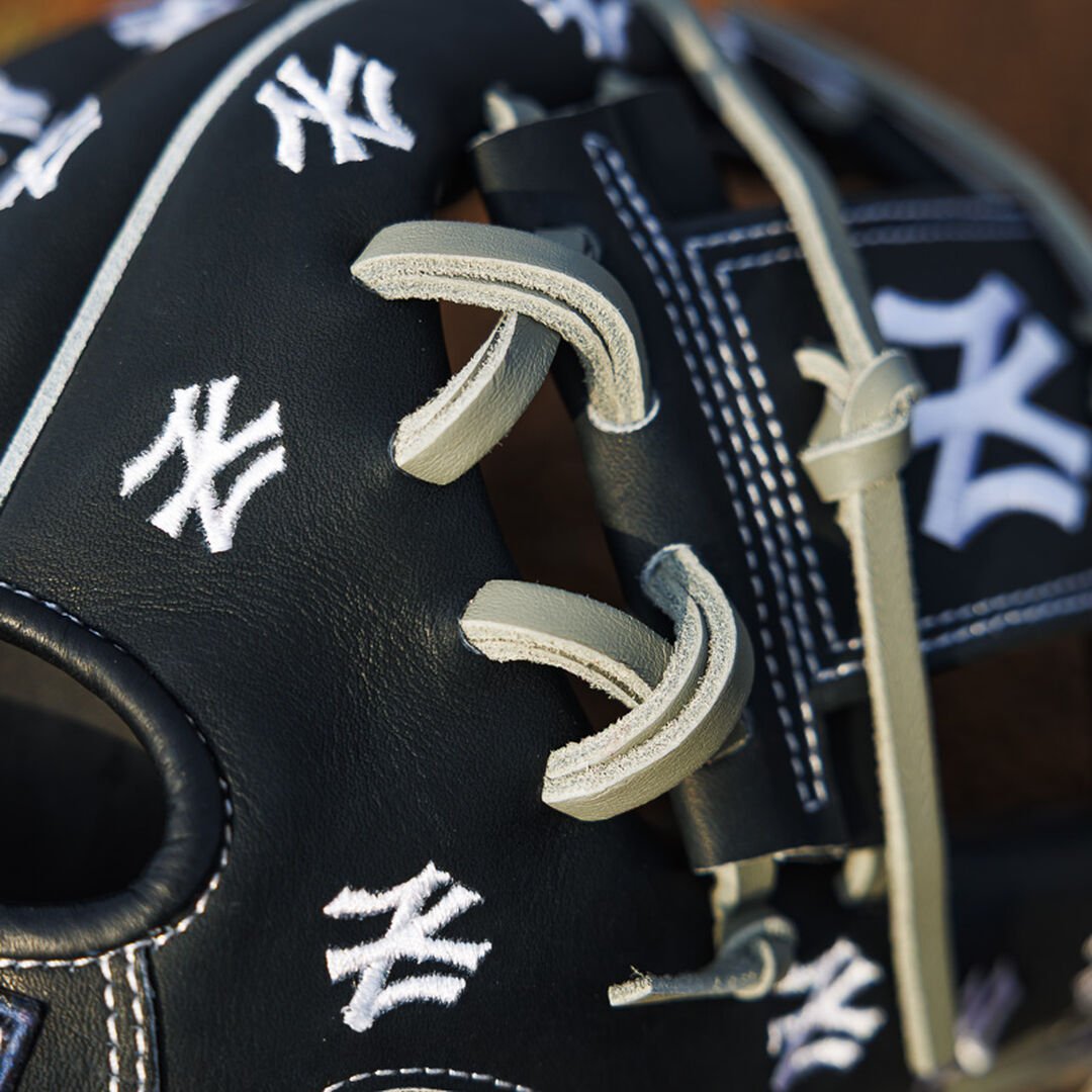 New York Yankees Heart of the Hide 11.75-Inch Infield Glove - Image 12