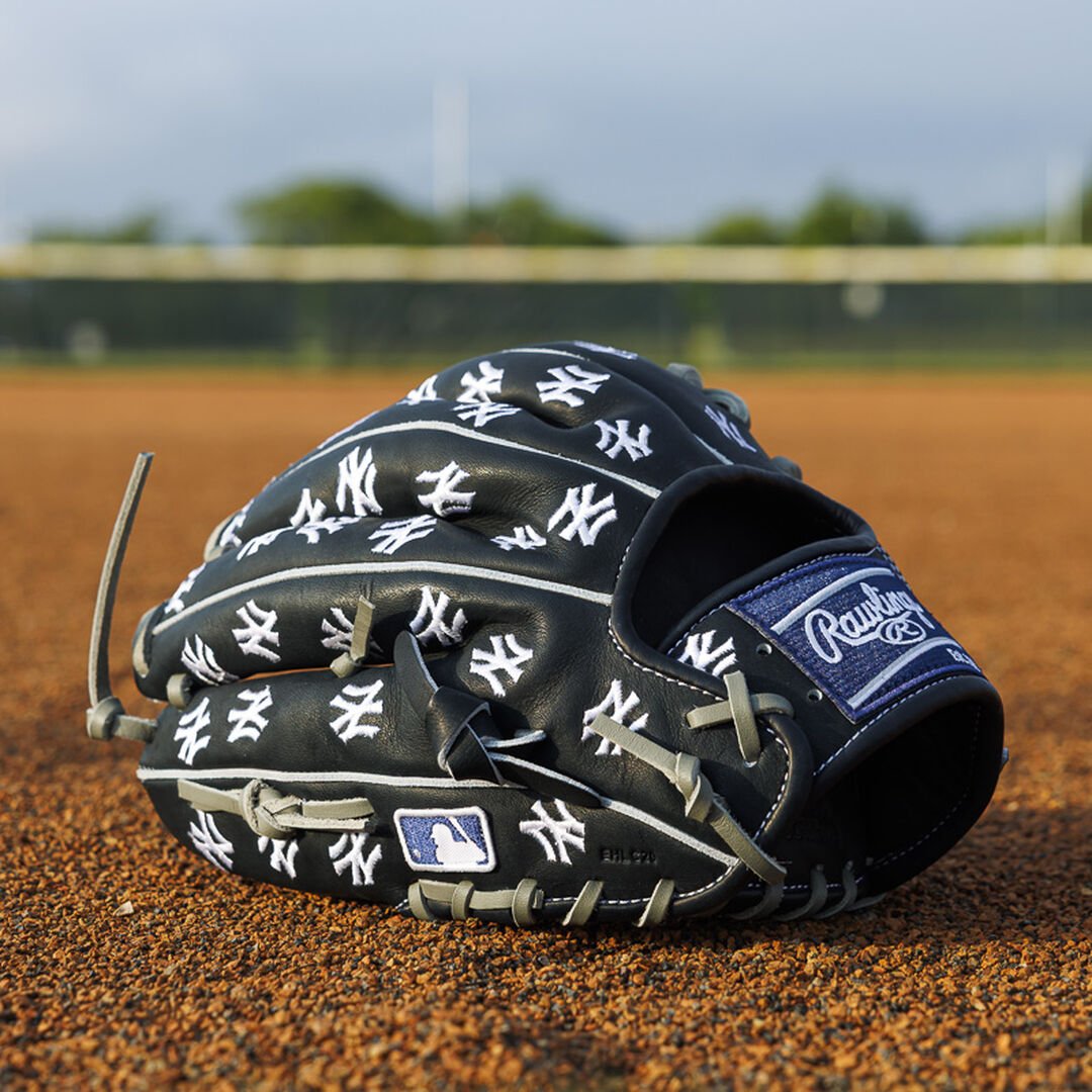 New York Yankees Heart of the Hide 11.75-Inch Infield Glove - Image 15