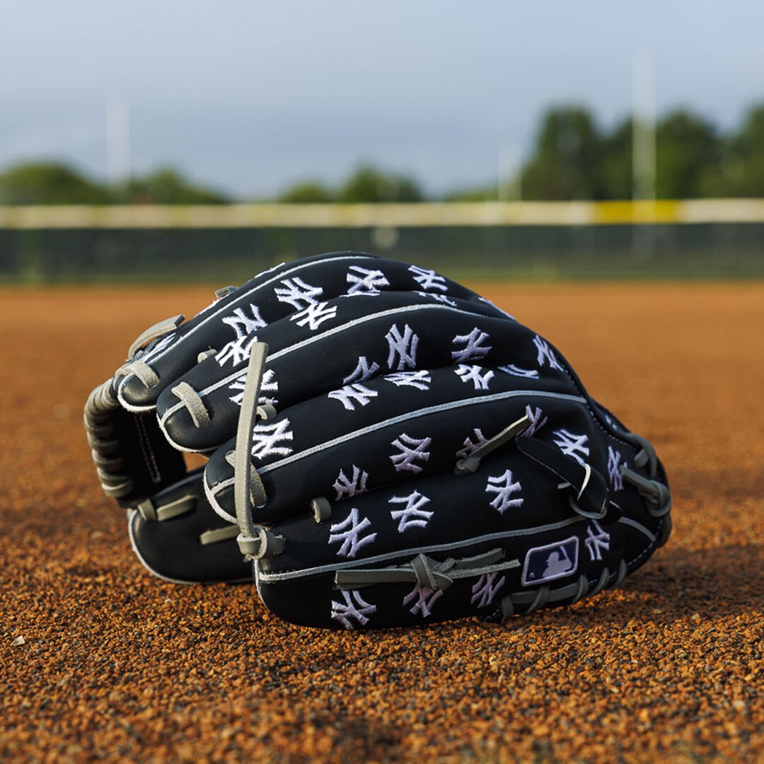 New York Yankees Heart of the Hide 11.75-Inch Infield Glove - Image 16