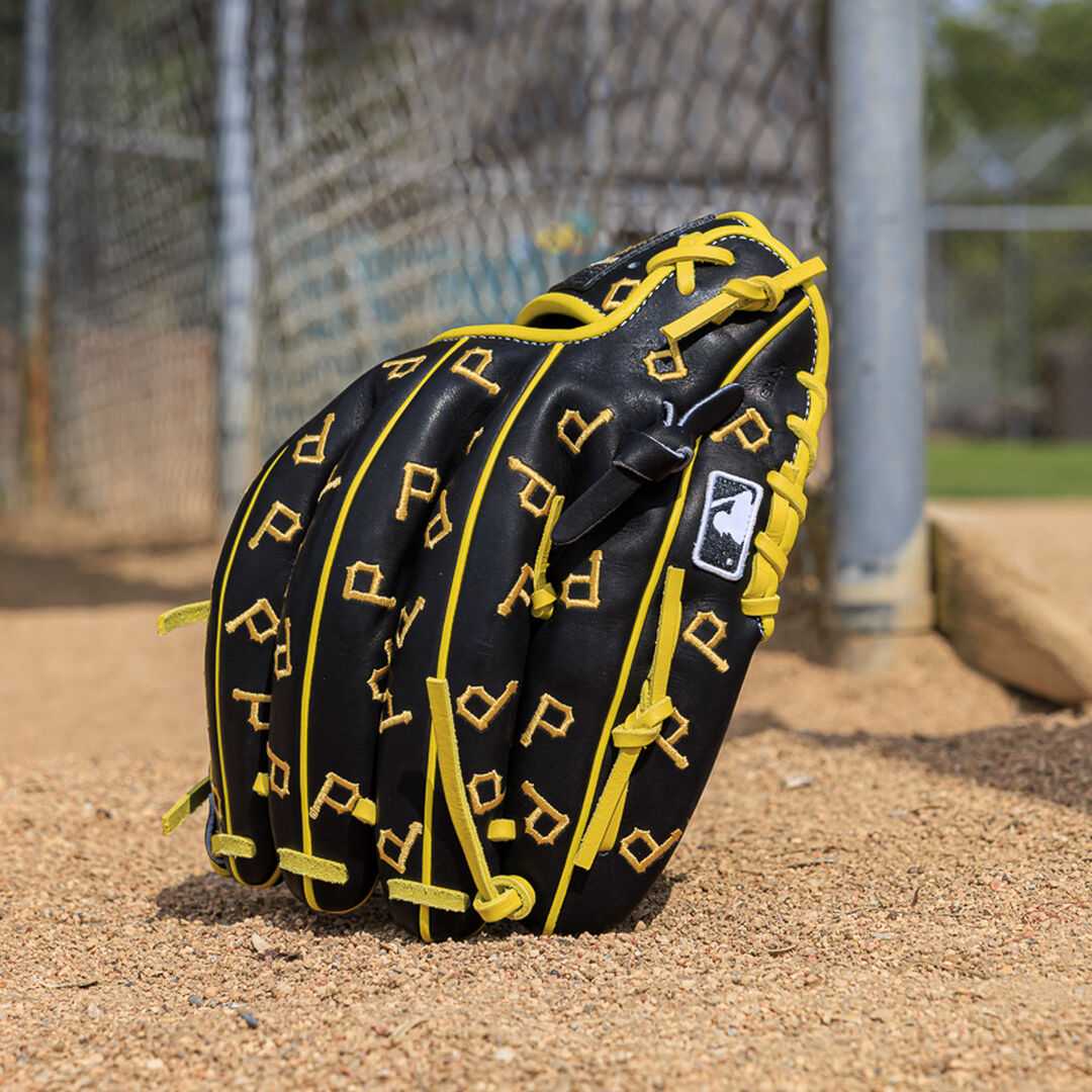 Pittsburgh Pirates Heart of the Hide 11.75-Inch Infield Glove - Image 8
